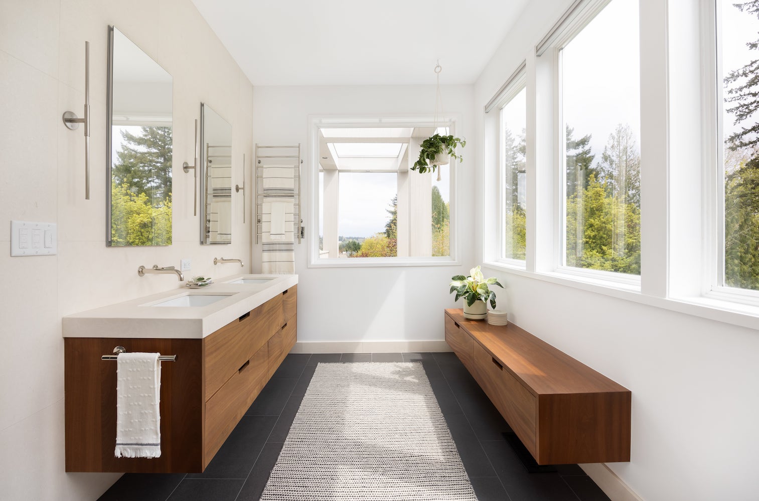 Bathroom with floating mahogany cabinetry, finger pulls, hanging plant, Kush runner rug